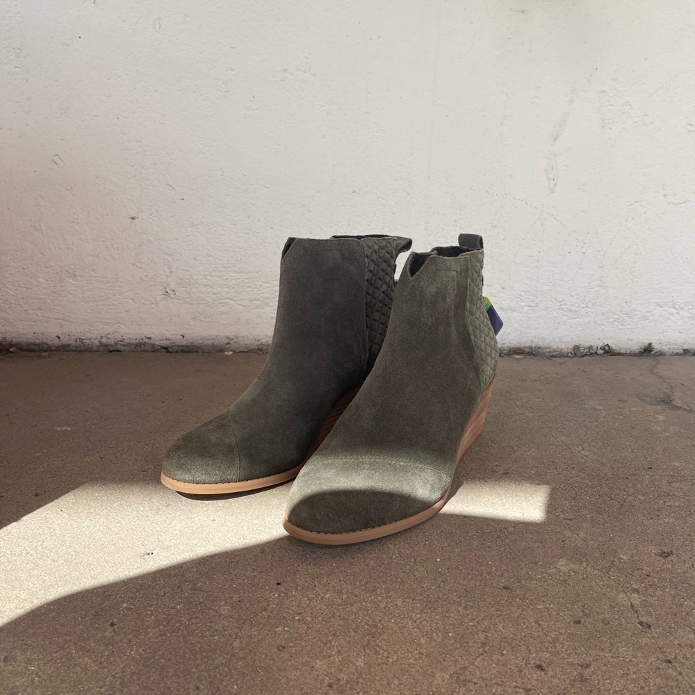 NEW TOMS Clare Boho Ankle Wedge Boots Olive Camo Green Suede Size 10 - Picture 2 of 2